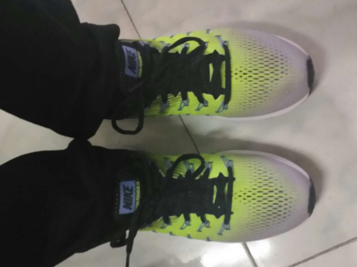 第一次网购鞋感觉良好,特意选大一码结果正合适,穿的很舒服。和快递员商量了一下到达时间,送货快捷准时,点赞。