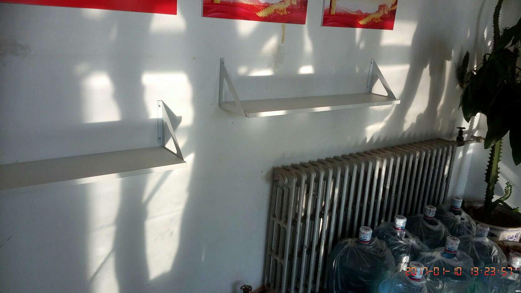很喜欢的书架,现在刚安上,很方便的,承重还没看,看着还是很结实的啊,放在上面的书也没有掉下来,大小宽窄都和网上写的一样,非常满意的一个书架,以后有需要的话还会再买的