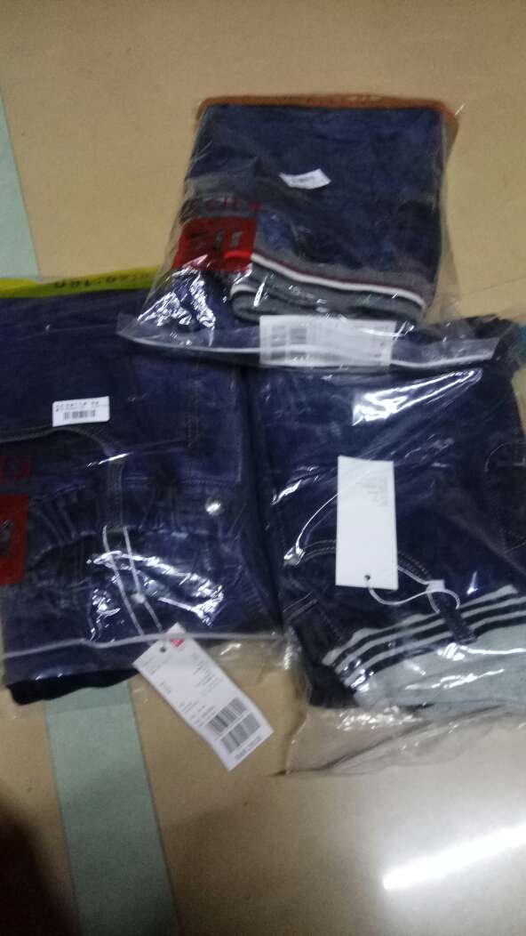 裤子不错,够厚,这个冬天不用怕了,买三免一很划算