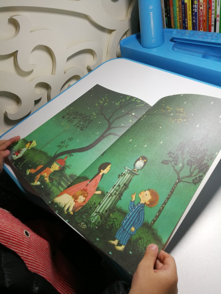 这本书很有意境,给了大人和孩子如梦般的幻想与体会。有些诗,表面上看不出来它的含意,可只要你去细细得去琢磨,去猜想,去理解,就能知道这首诗的含义。史蒂文森那些受人喜爱的诗歌都在庆祝童年的各种可能和喜悦,它使人们忆起天真单纯的美好时光,无论大人小孩,都能得到美的享受。