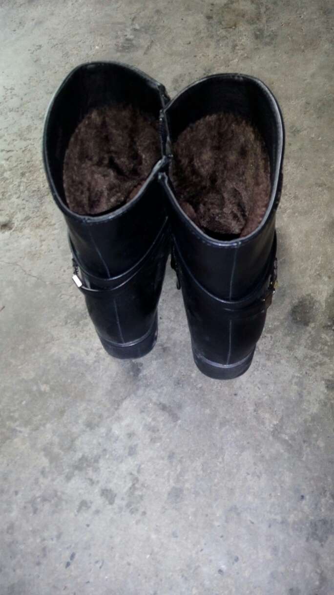 商品也收到,给老婆买的礼物,感觉挺好、老婆也挺喜欢,应该说这个价格也还是比较值的,所以给五颗星奖励,快递哥也挺好,第一天送来我不在家、然后往后面约了一天再送来的,的快递相对来说还是负责任的。