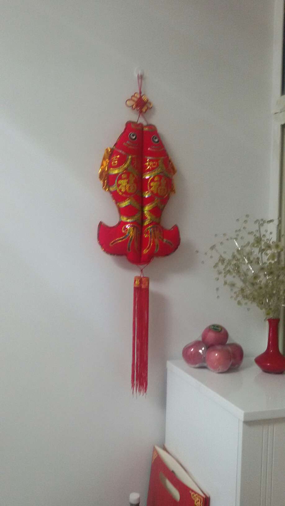 过年嘛喜庆,挂在正厅闪亮闪亮的。