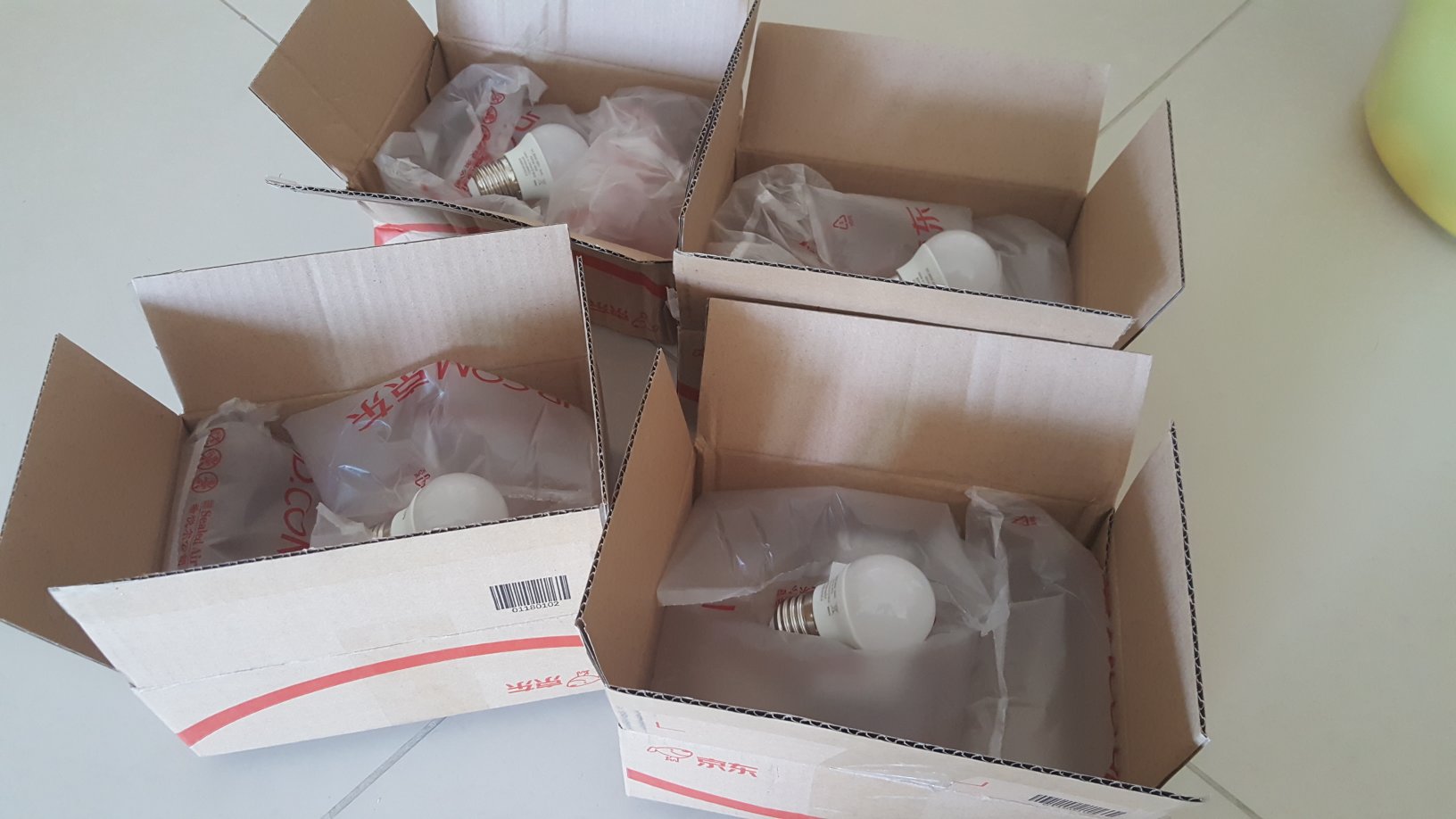 的仓库管理包装就是牛,几百块的电子产品和电器只会用塑料袋包装,十块钱的灯泡却要一个灯泡一个箱子