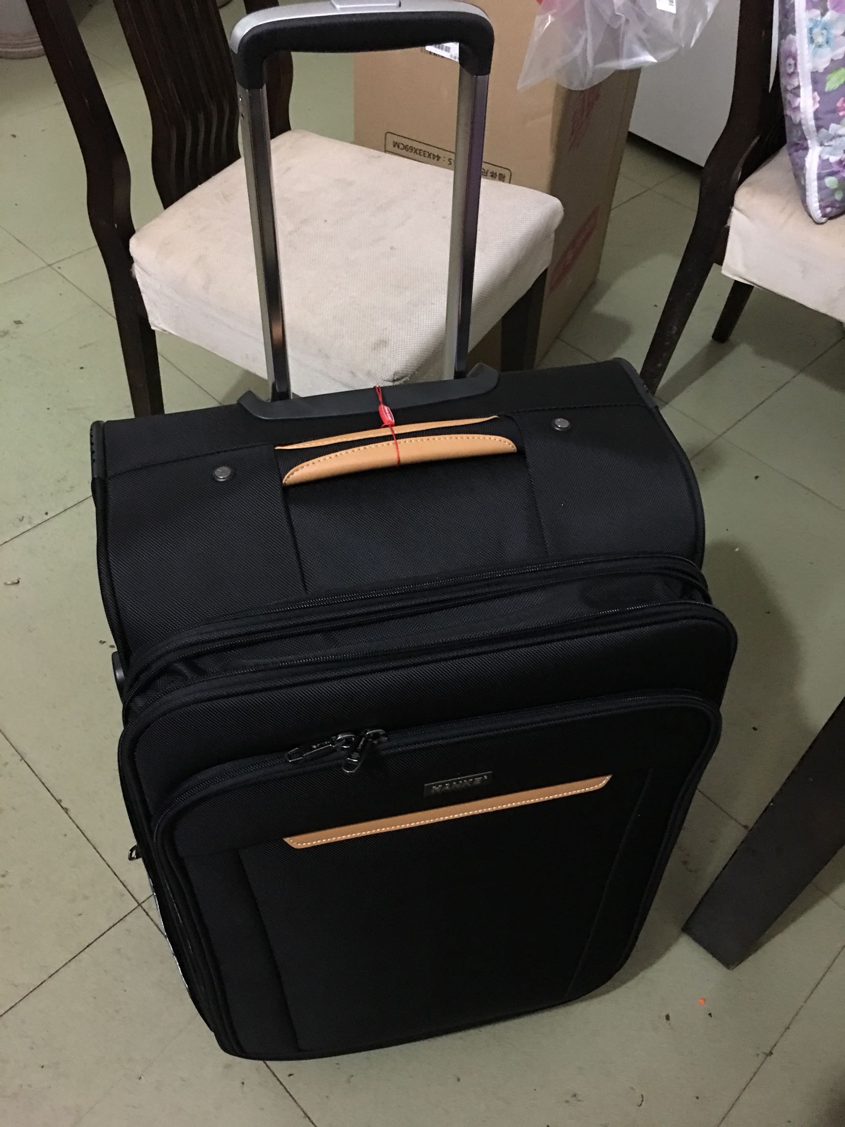 不错,布料好,拉链也好拉!就是价格贵了!