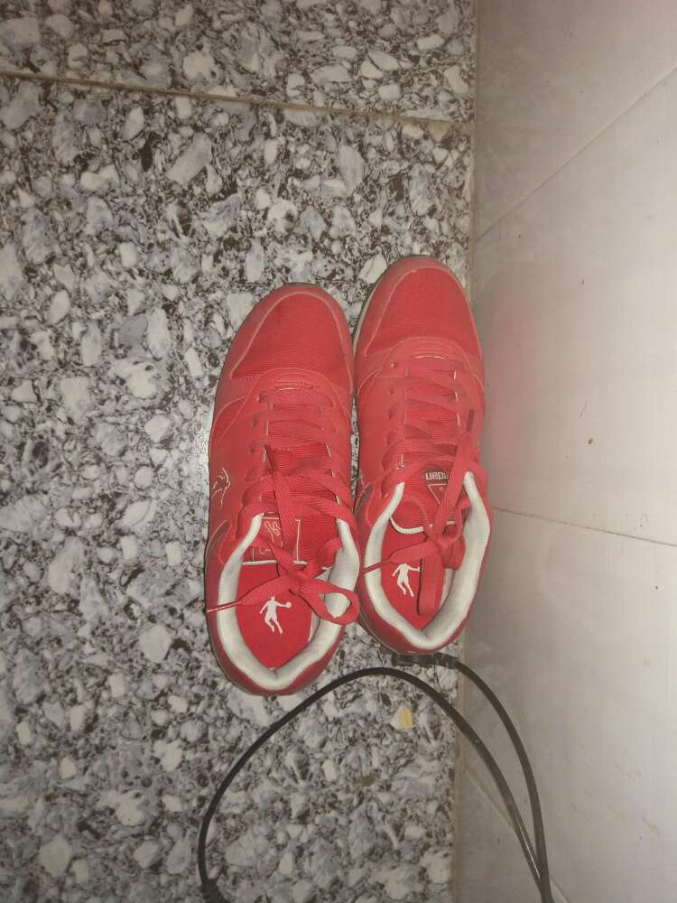 鞋子还不错 挺好的 质量也不错