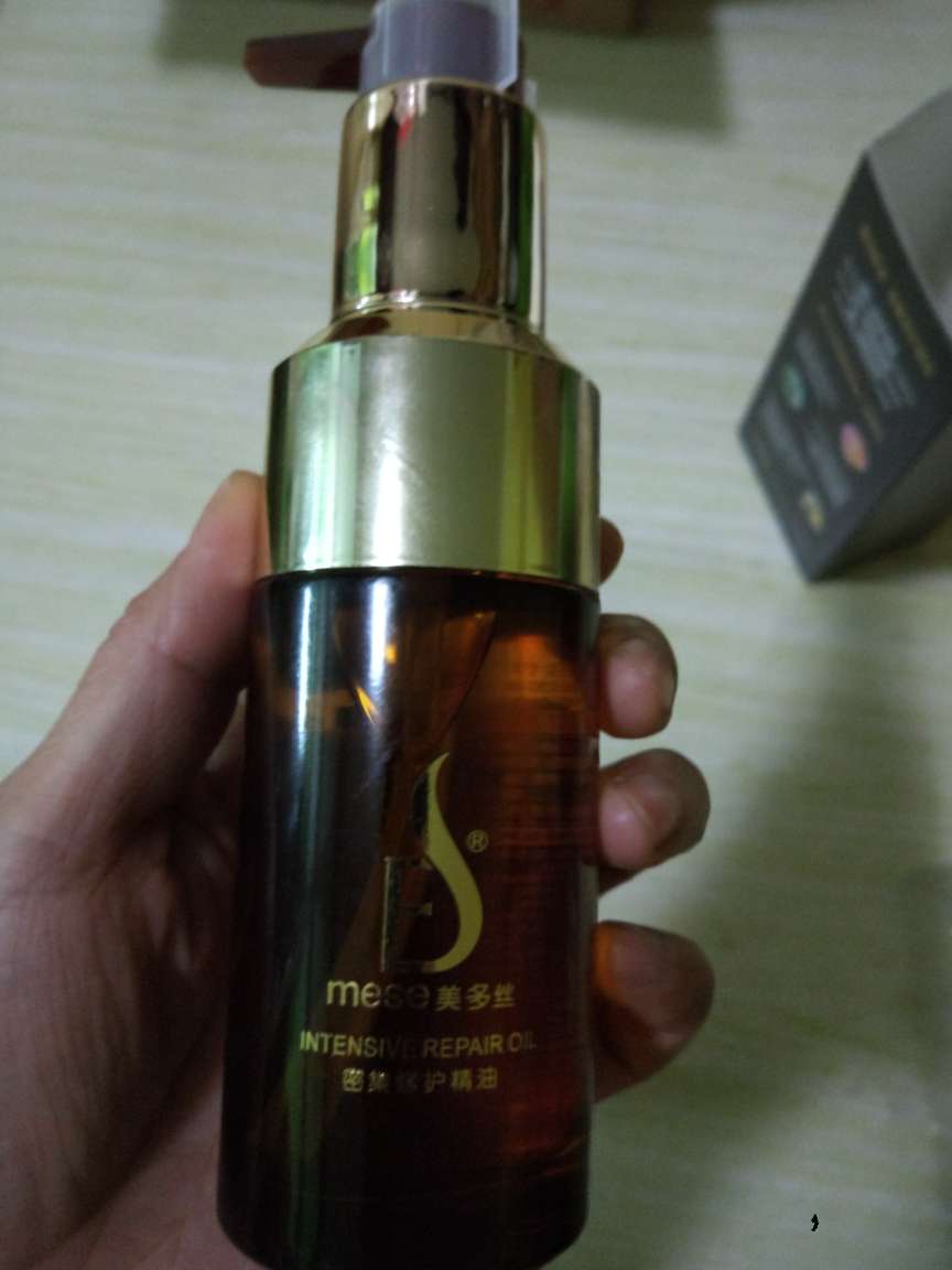 很不错之前买过欧莱雅的精油,这次同事推荐了这个很不错用过两次发梢很滋润。
