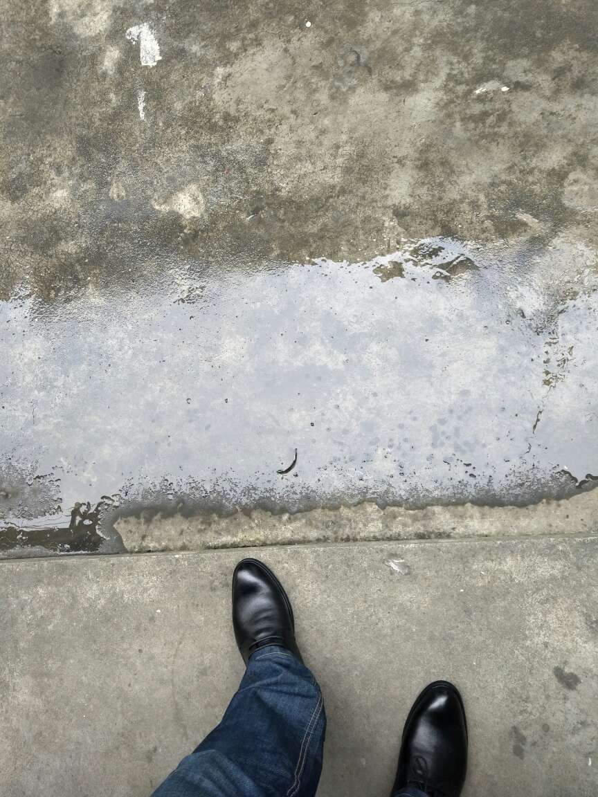 等货等了三天,才发货,包装极其简陋。收到货物时候纸盒已经变形了,这是最差劲的一次购物。这鞋子市面也就值*亏大了