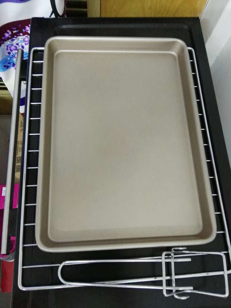 到货了,很沉事做工也很好买的另外的一个烤盘用了不沾,它也应该不沾