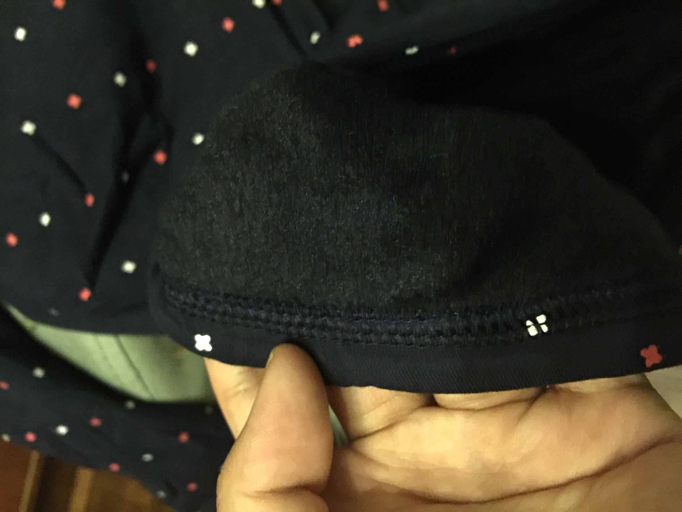衣服质量本身没问题,只是我穿上太紧啦 ! ! ! 适合瘦小护骨架小的亲穿 ! ! !