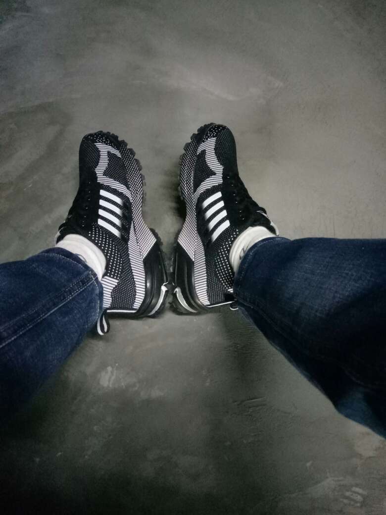 码数标准,自营那快递速度不用说了,隔日达真心不错,上脚舒服,跑步很好用。