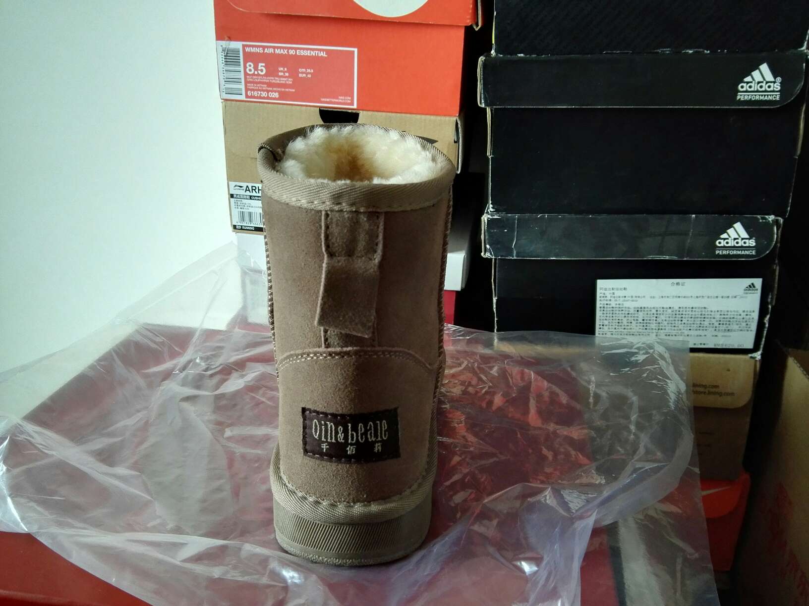 这个貌似系统颜色弄错了,栗色的放的杏色的图片,杏色放的栗色图片,拍的杏色的,收到的盒子也是杏色的,但是靴子和杏色的图片不一样,和栗色的图片一样的,希望可以改过来,也希望想买的姐妹们注意下,天气不好就不麻烦快递来取就不退了,换着穿吧