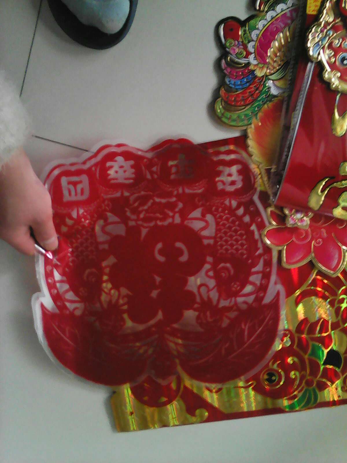 缺了一对窗花,偷工减料啊你们,质量差,手感不舒服, 。质量一般般。总之一般。过年这时候不能买东西。人多,货多,都赶时间。质量下降了不少啊。妹的。给我在运过来一副!