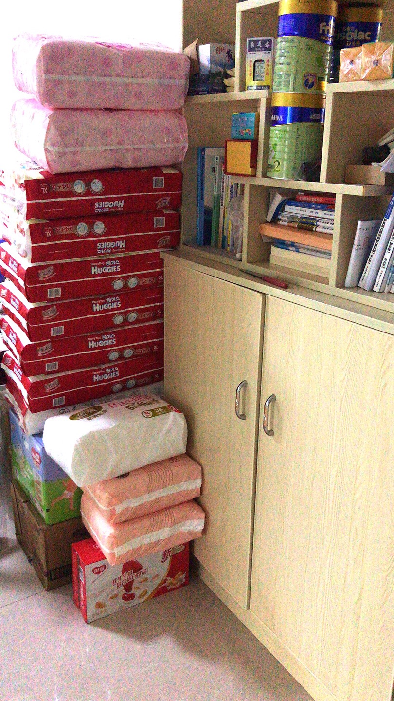 满满的都是好奇,孩子妈说,是爸爸对宝宝的爱(?????)??