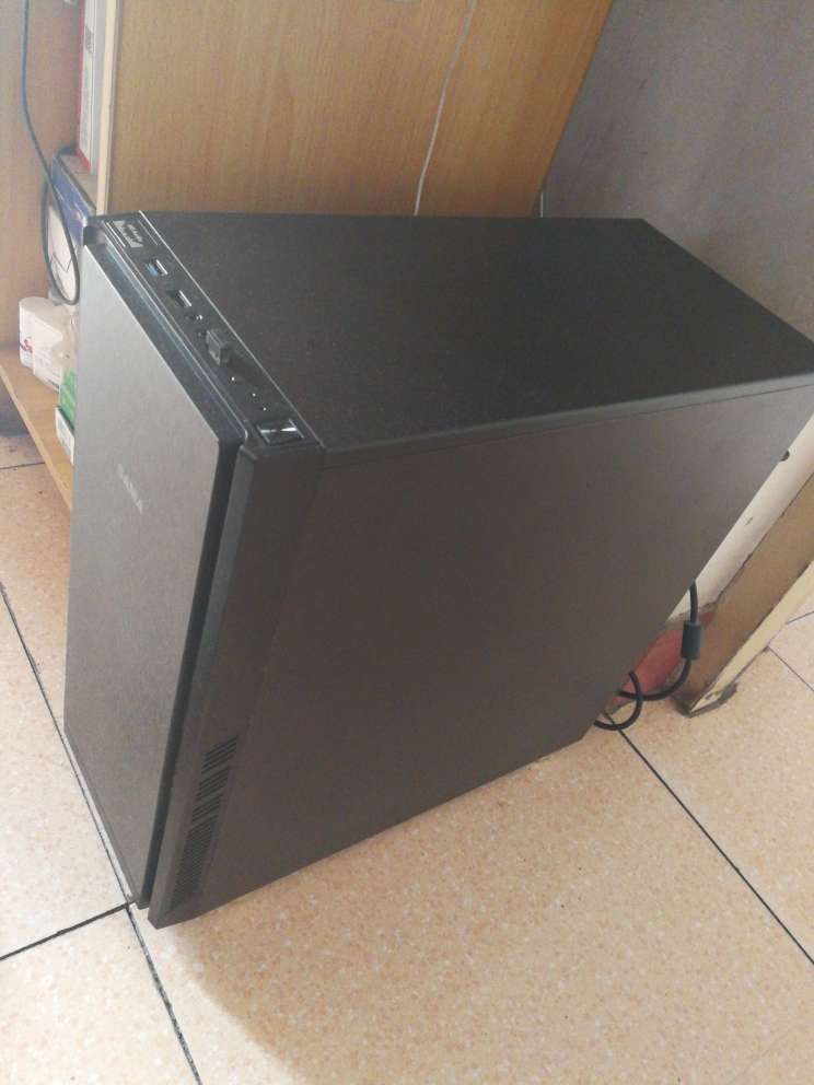 机箱比较重,做工用料很足,静音性能不错。尤其机箱里的温度,CPU温度最低的时候,只有32度比以前的机箱,降低了十多度,三个风扇果然管用。