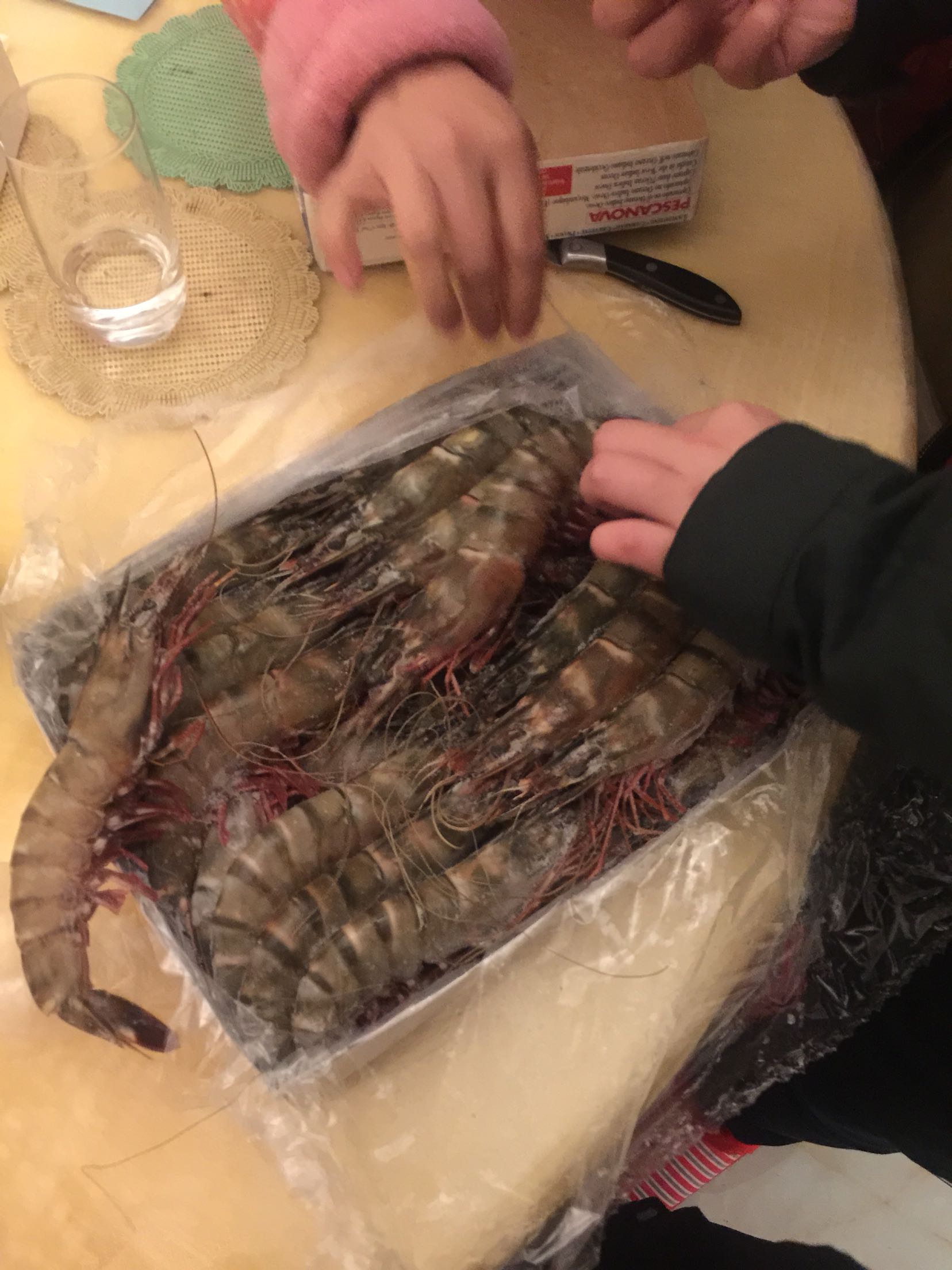 才拿到手,首先是速度超快,其次是虾看着非常棒,很新鲜也很大,码放整齐。只是价格小贵,2.2kg*,等过年吃了再补评。