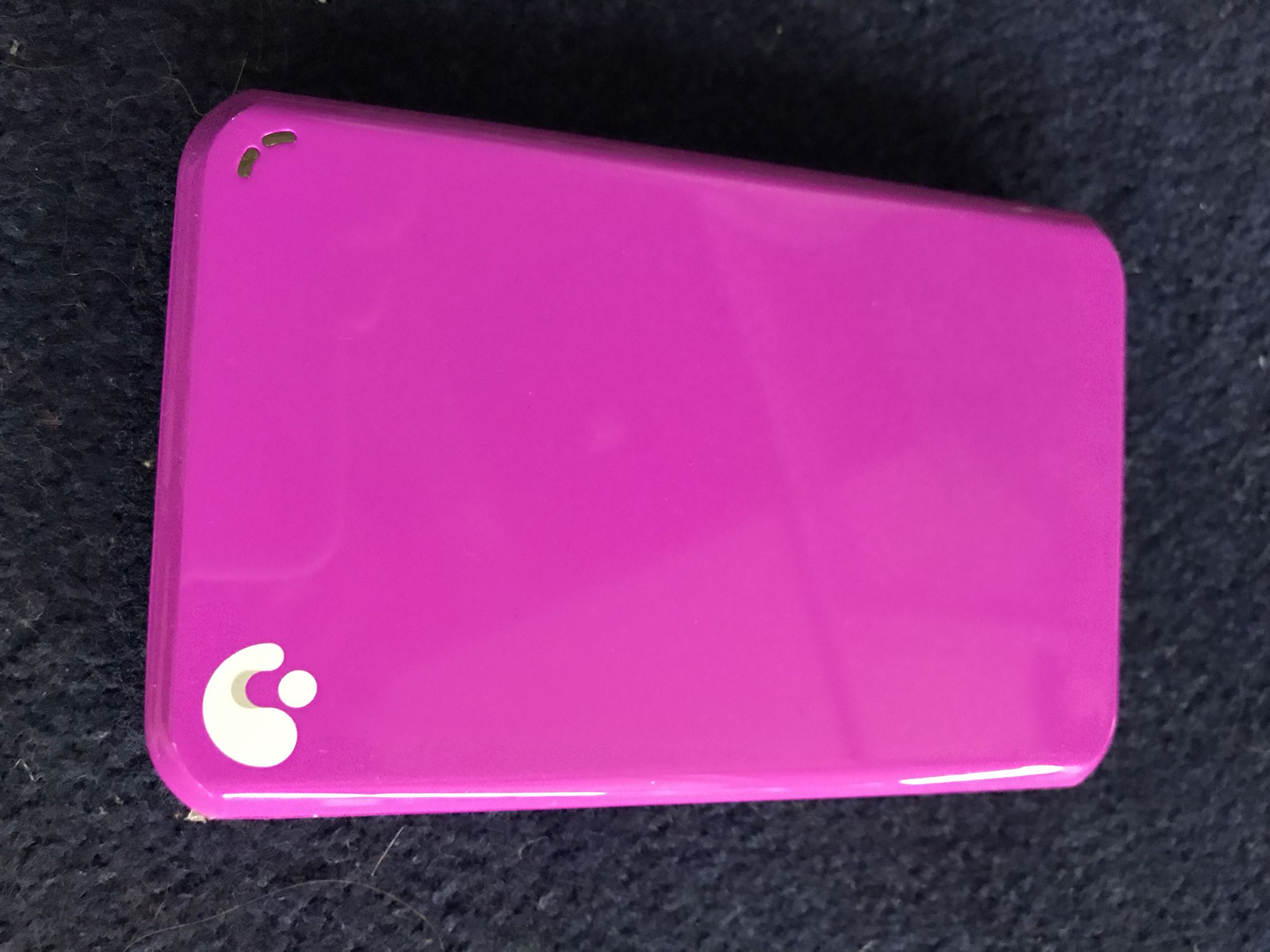 比iPhone6还小,轻便。连wifi设置简单,传了个电影,看起来很流畅,目前可以备份手机相册,看来备份相片也方便了,其他功能暂时没用,但以这个价格能买到个这么方便的小nas其实相当划算,准备过两天试一下远程功能。