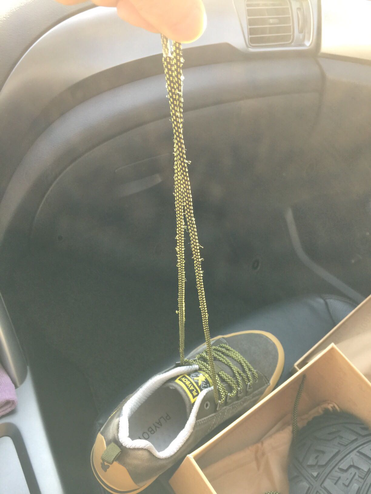 这个商家发来的鞋。鞋带是长短不一致!重新寄来的鞋带还是比原来更短!再次与商家联系,结果说退货,重拍。。。对这商无语!