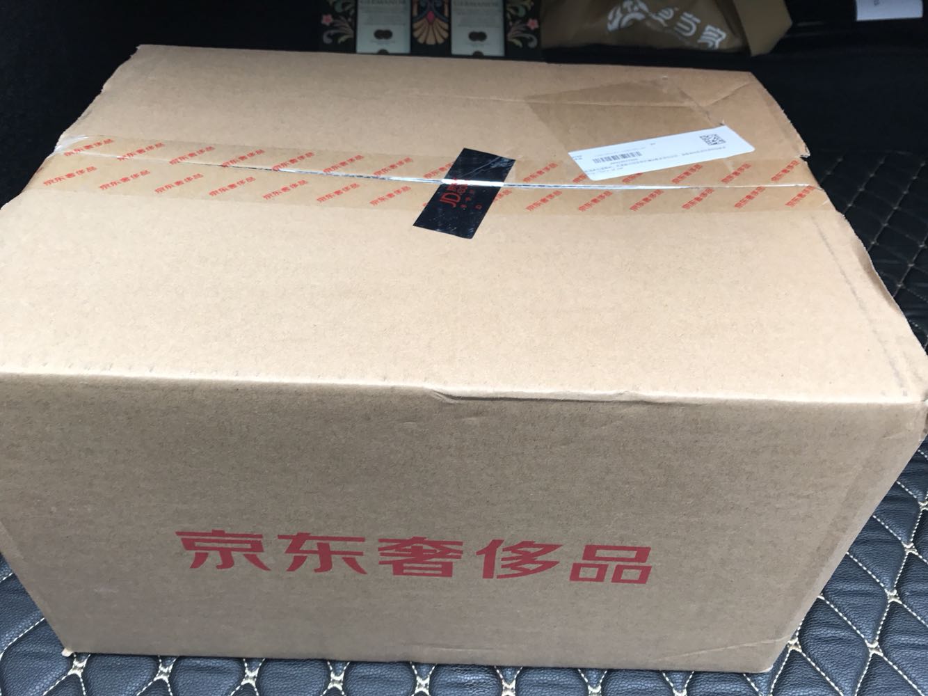 鞋子不错,符合预期。感觉的外包装还可以加强一些。