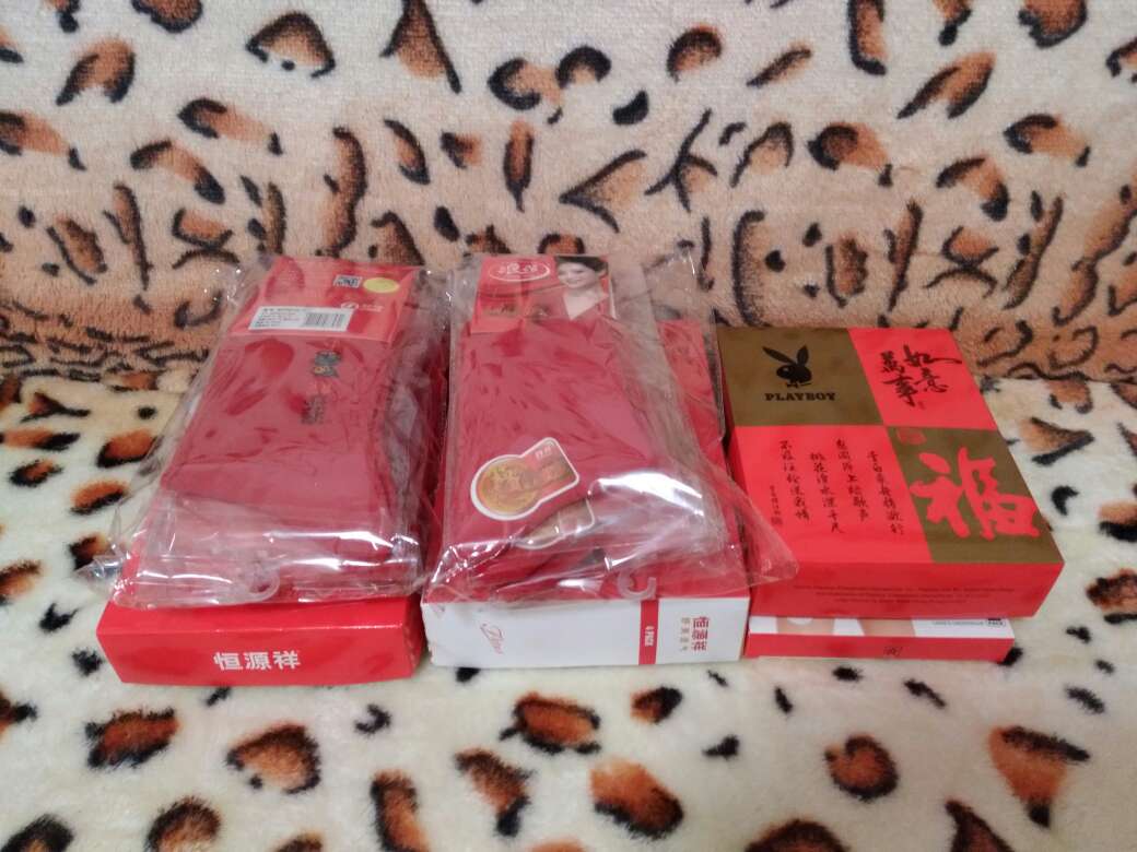 摸着很舒服,透气,快递员也很辛苦。赞啦,就是有点贵,哈哈。