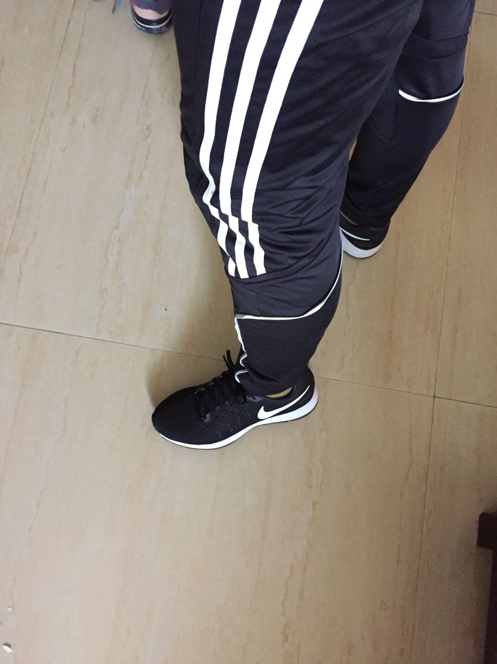 一直在担心是不是正品,到手后一看和专柜的不相上下。总体的来说还是很不错的 鞋子也很好 穿着非常的舒服。