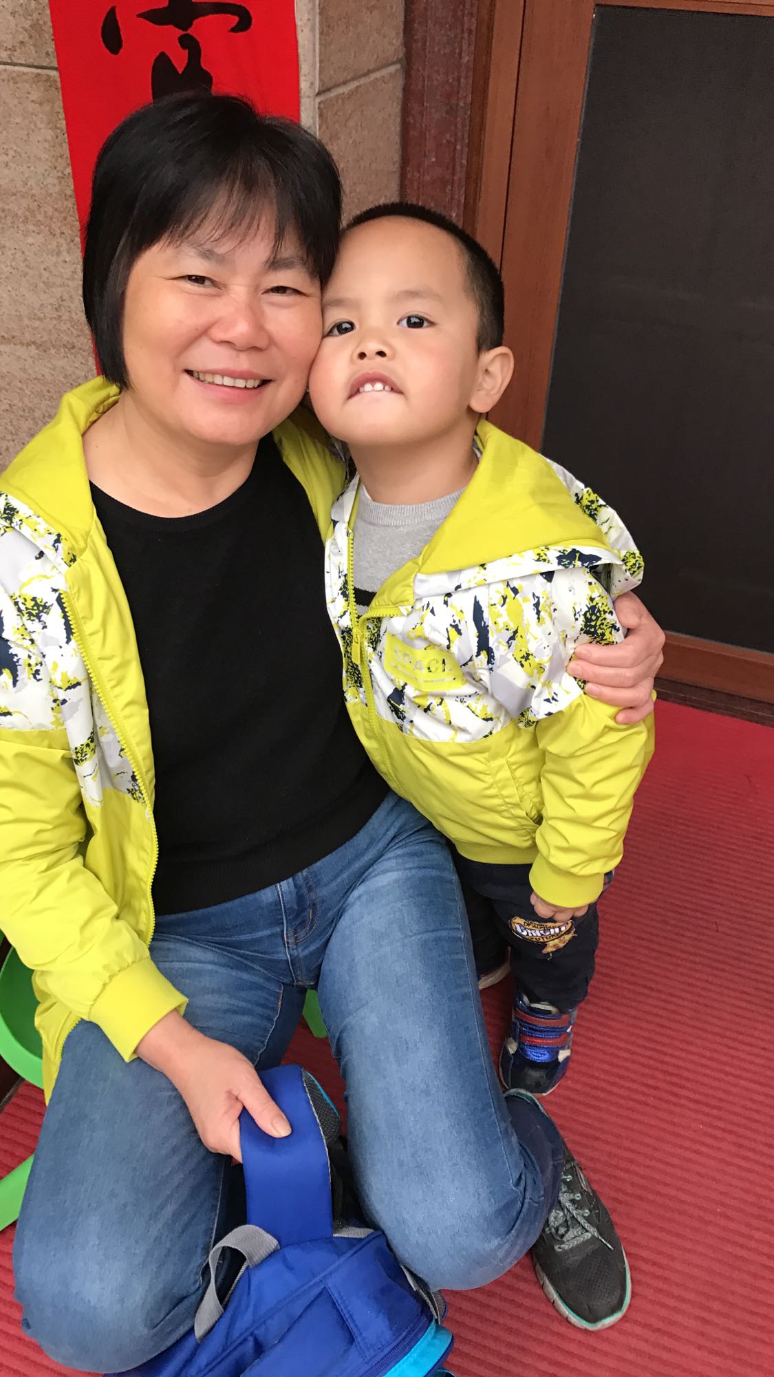 因为大件的女士也可以穿,奶奶果断跟他买了亲子装我也没忍住入手了一件蓝色跟他亲子装!哈哈哈哈 好喜欢,质量真心的好!而且穿起来颜色也好看。