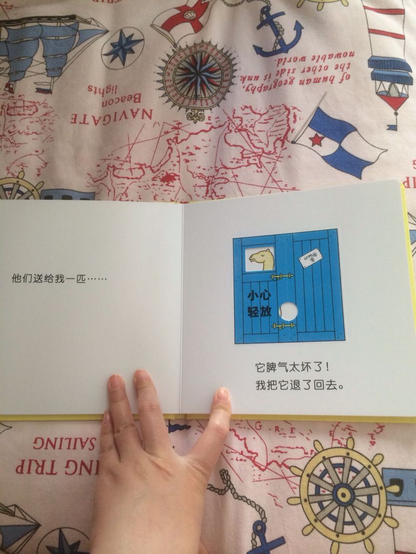朋友推荐的,书的质量不错,个人觉得是正版的。文字很少,大部分都是图画,就是有点小贵。可以翻玩的书,我觉得还是很不错的书,买了好几本