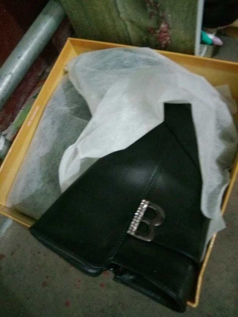 就是有点大,平时是穿40的,可能是这个鞋码大。跟图片一样。