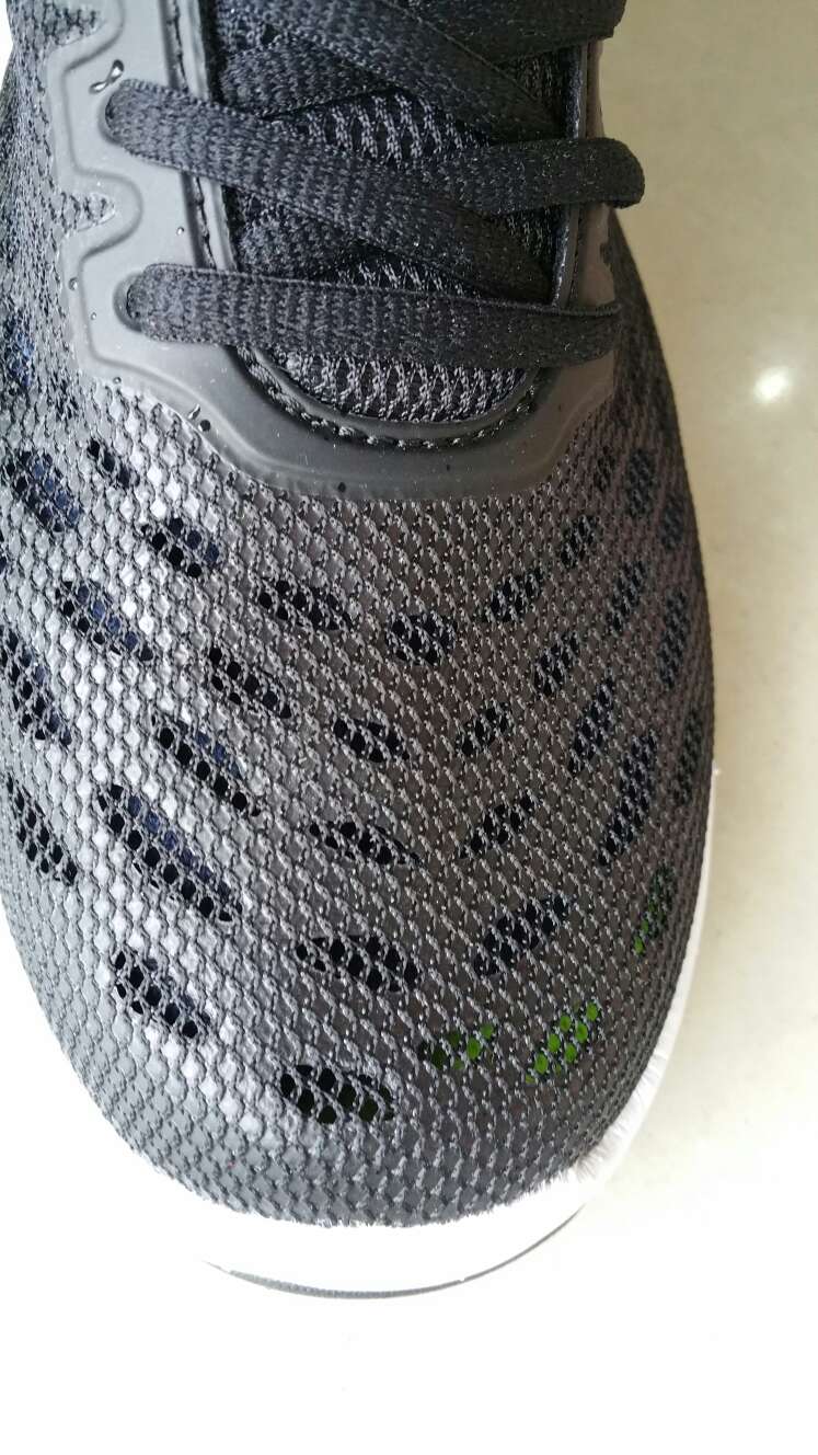 很轻,透气,全是孔,所以不防水。码正。
