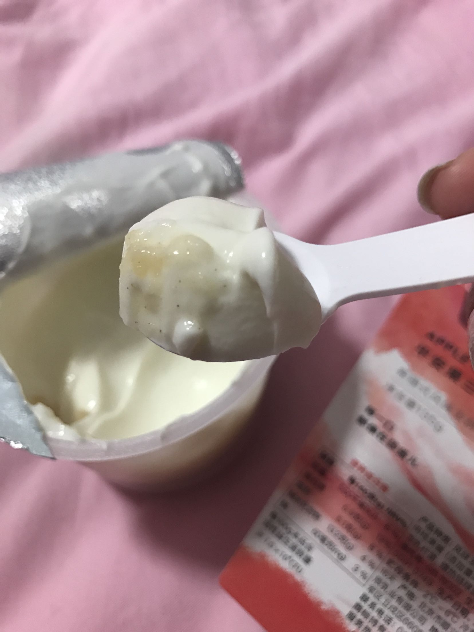 *酸奶浓稠,不是特别酸那种,果酱也不是很酸,味道比较天然,我都给我1岁的孩子吃过,相信乐纯的天然品质。