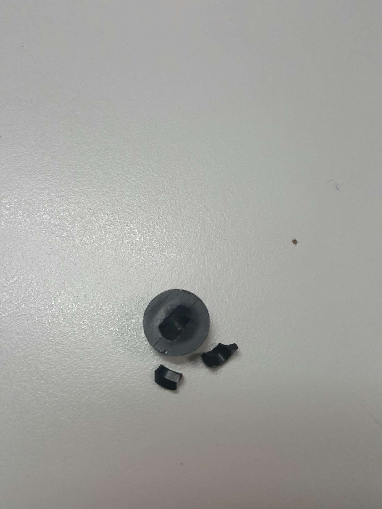 刚收到,扣子就碎了,什么质量呀,怎么穿???