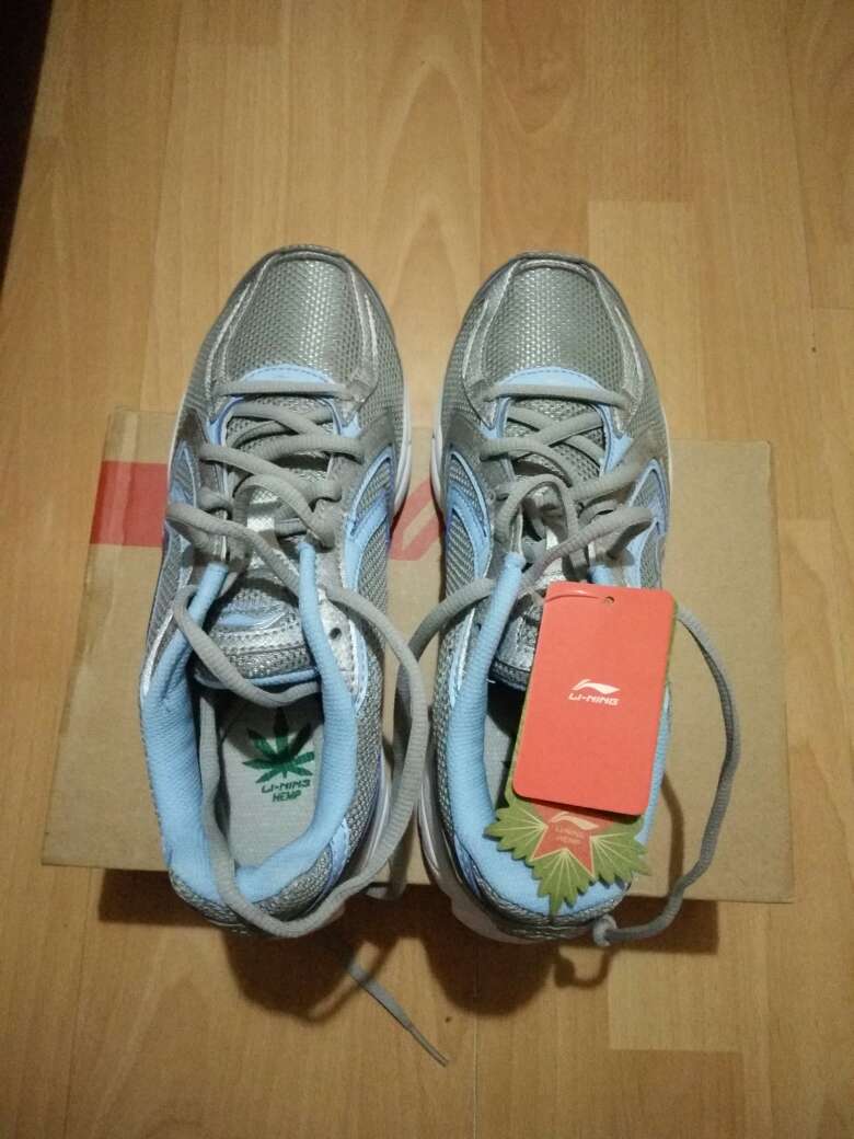 昨天下午刚下单,今天下午就送到了,太给力了,这么优惠的价格,刚试穿,正好合适,不过码数有点点偏小,不过鞋子穿上去很轻,款式不太够时尚就是了,但平时上班穿还是很合适的。