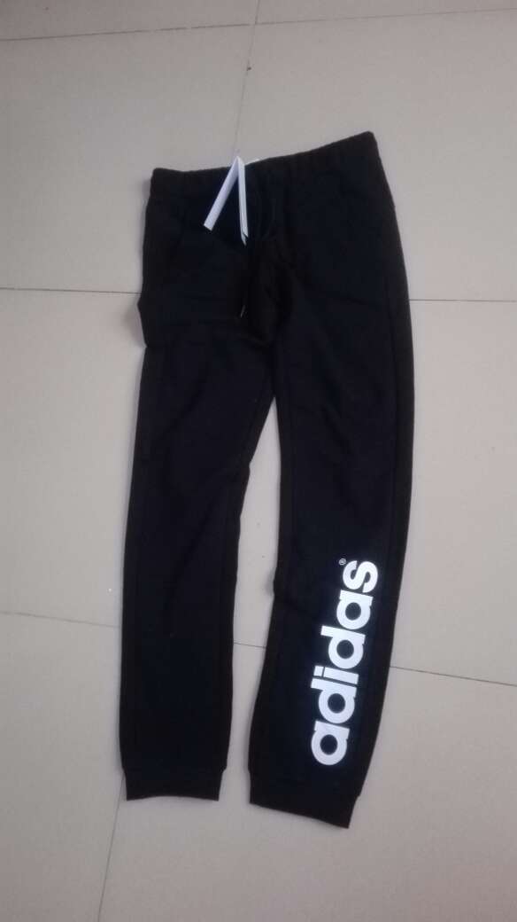 裤子应该是正品自营的黑色爱貼毛毛快递小哥服务很好