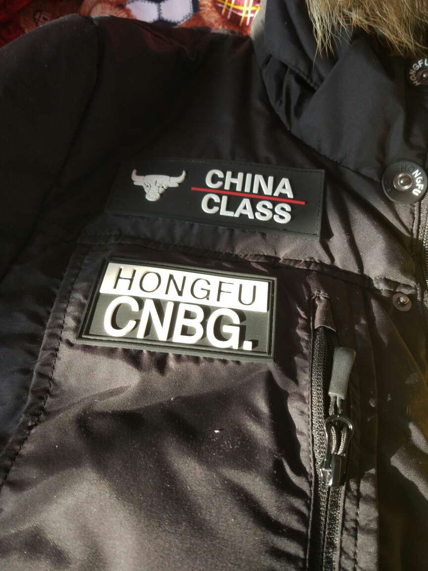 很划算。双十一买的,衣服做工很好,料子也不错,logo很鲜明,穿上身上很暖过。缺点,衣服不是很耐脏,容易落灰,总是看上去灰蒙蒙的,袖子上的容易起球,衣服不是很修身,媳妇儿不太喜欢。不过我倒是还满意的。
