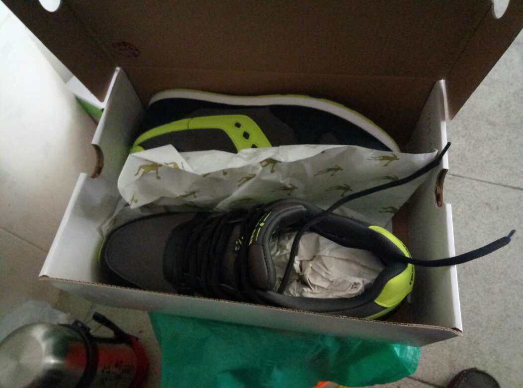 鞋子质量还可以吧,说实话,这价钱在外面加一倍都买不到这么好的质量,穿着不会感觉到脚硬的问题,舒服,透气,不过脚大人就要注意了