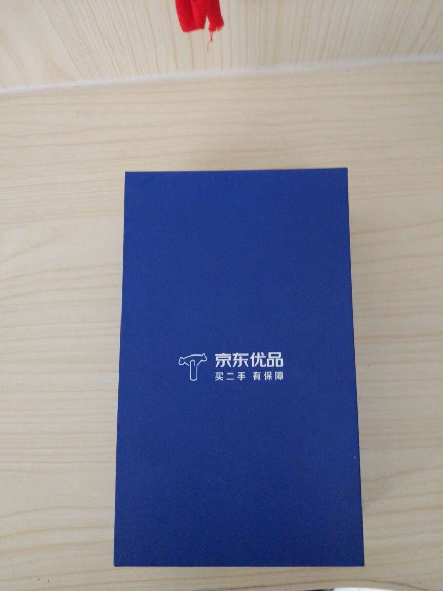 手机在第三天收到得,外包装很好很完整,手机盒里面用泡沫减震不太好。手机包装盒也很脏,毕竟是二手的嘛,可以谅解。就是价格可以再低一点。手机外观还是很完整,几乎是九六成新。性价比还是很高得。