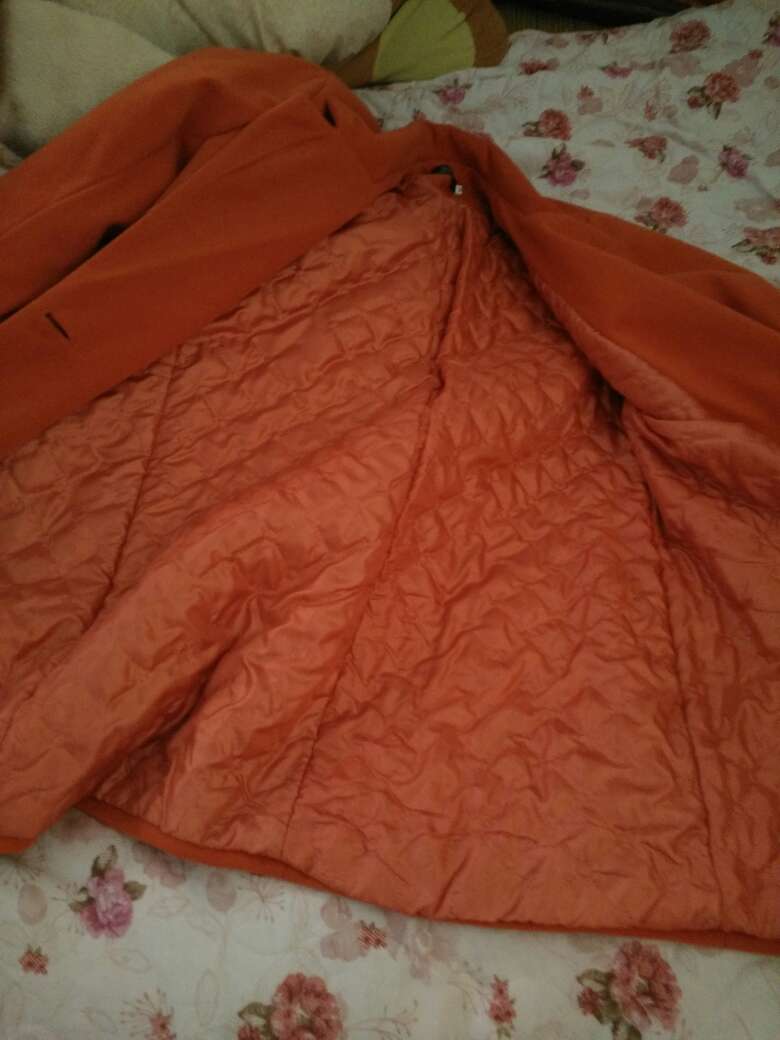 衣服还可以,这个价钱这种质量可以了,挺舒服暖和的,就是颜色没选对!也有一点点的色差。