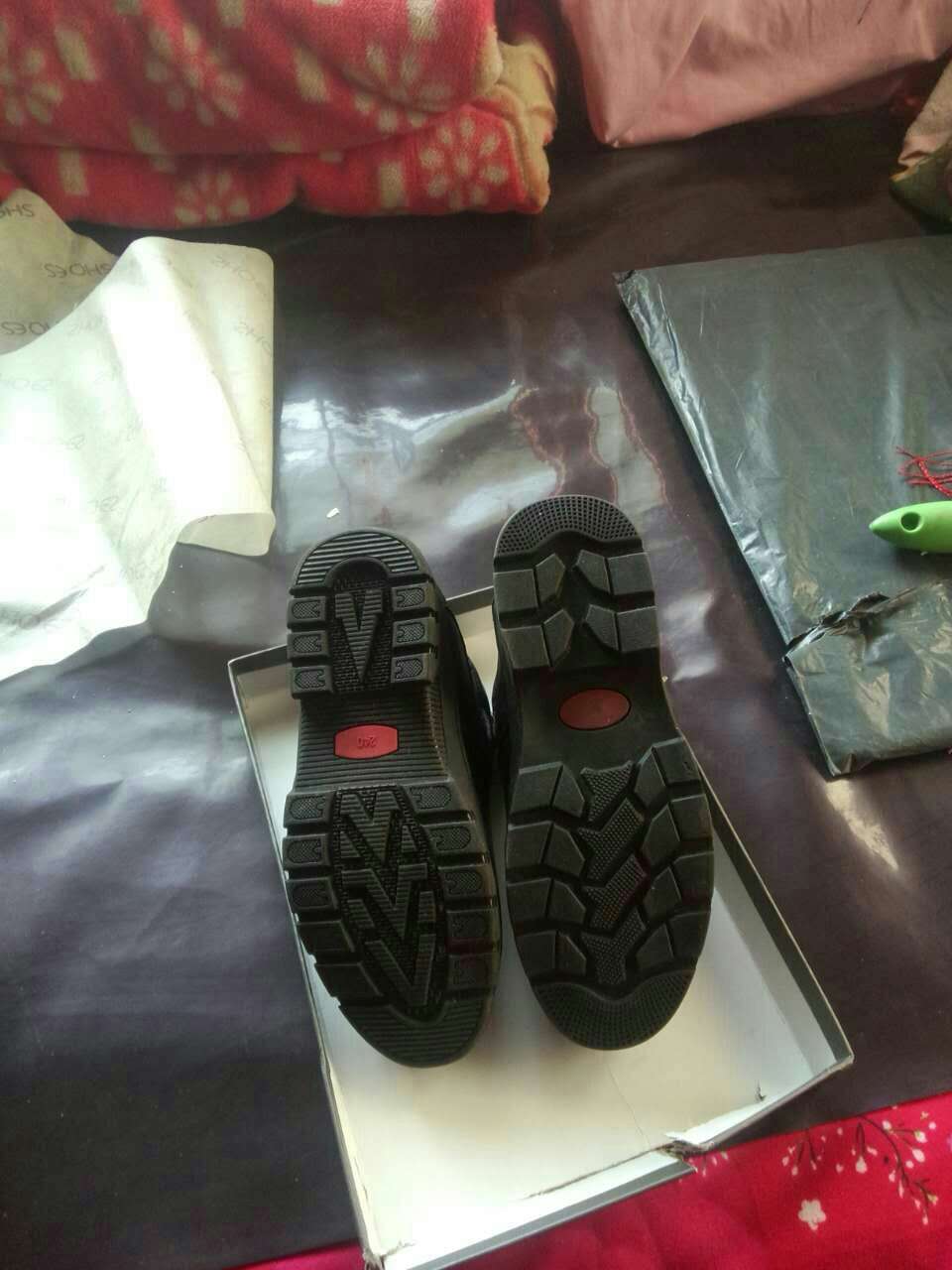 不好意思这么久了才来评价,鞋子真的很好,穿了几个月了一点没变行,皮也很好,好走路。