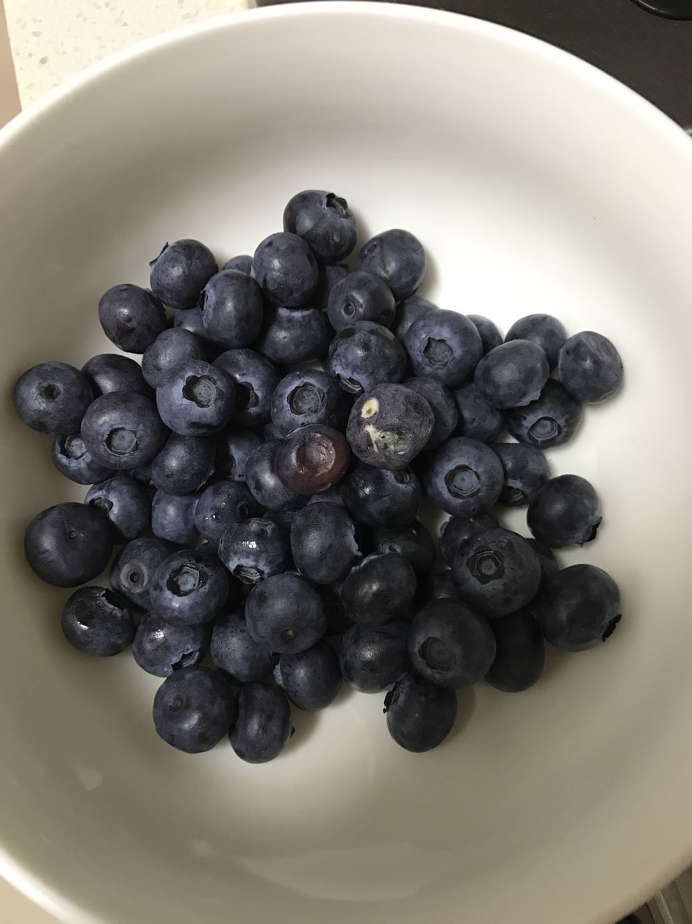 同时买了*四盒的普通蓝莓和*两盒的新鲜蓝莓,没发现任何区别,说这是新鲜蓝莓,鬼信,都烂了好么,一盒子里好不容易挑出小半盒还算硬的。附近菜场*一盒的新鲜多了。这是我第一次网购水果,也是最后一次了。