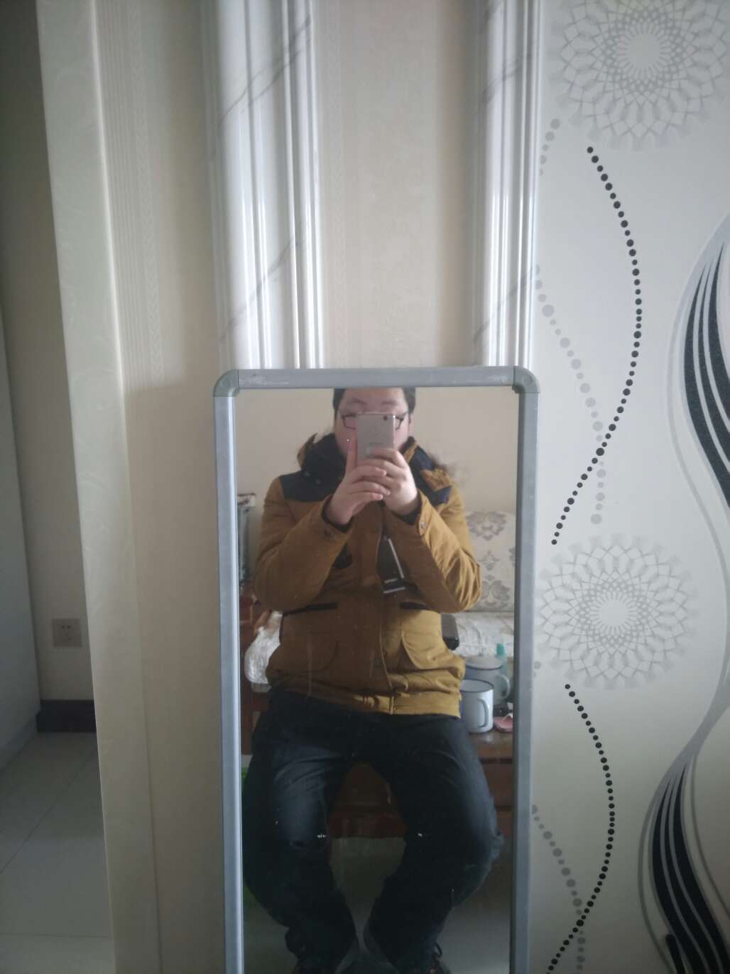 东西收到了,一次比较满意的购物,颜色稍微有点暗,没有图片上的亮。面子的面料不是溜光的那种,我很喜欢。买的时候以为里子是绒的,实际是尼龙的,不太满意,其他都不错。
