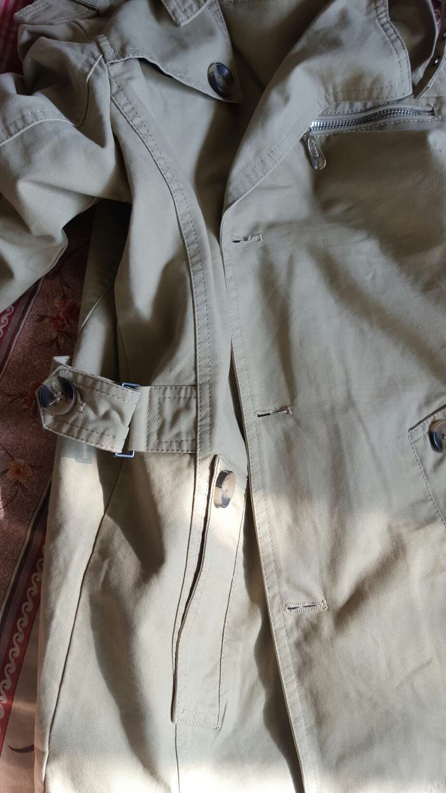 很合适,我已经在这个店买了不少的服装,我觉得这里的东西都很好,而且价格也是很合理,面料方便也是很给力,
