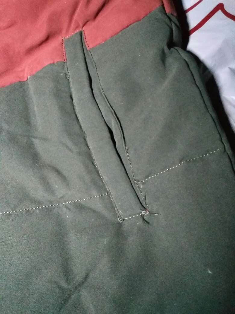 东西收到了,但是有点脏,跑毛,线头比较多,太单薄了点还没有夹克厚实,跟图片有差距。配送员服务很好,点赞