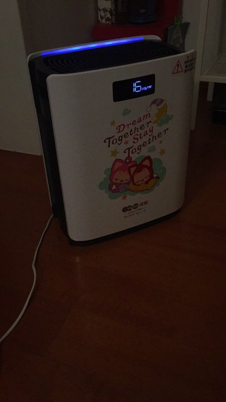商品包装好,送货快,昨天下单今天到了,送货员态度好,刚打开净化器,家里pm122,一会儿降到蓝色了,国货很赞哦