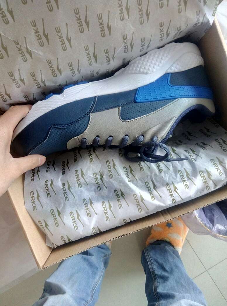 鞋子不错,只是鞋底有 点 硬。穿上感觉不错