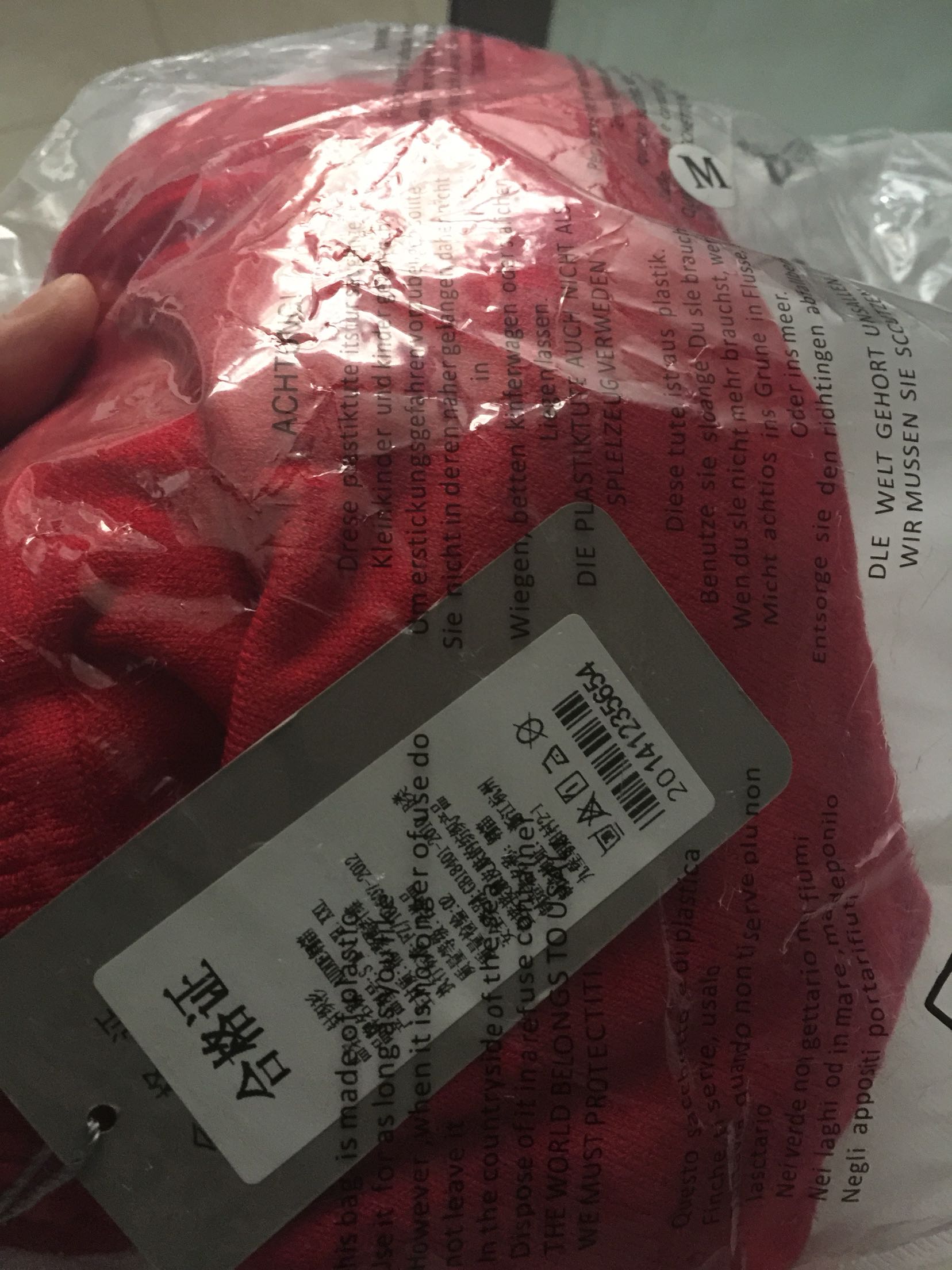商品终于到了 现在自营的也太慢了 衣服包装上什么都没有衣服摸着还算好