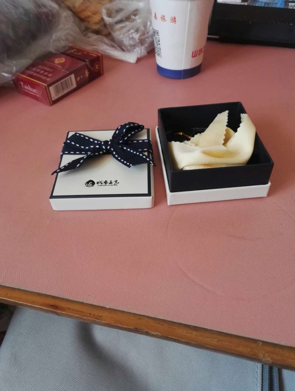真的不错!挺好的!戴起来很漂亮!老婆挺喜欢得!不知道掉不掉色!包装不错!挺不错