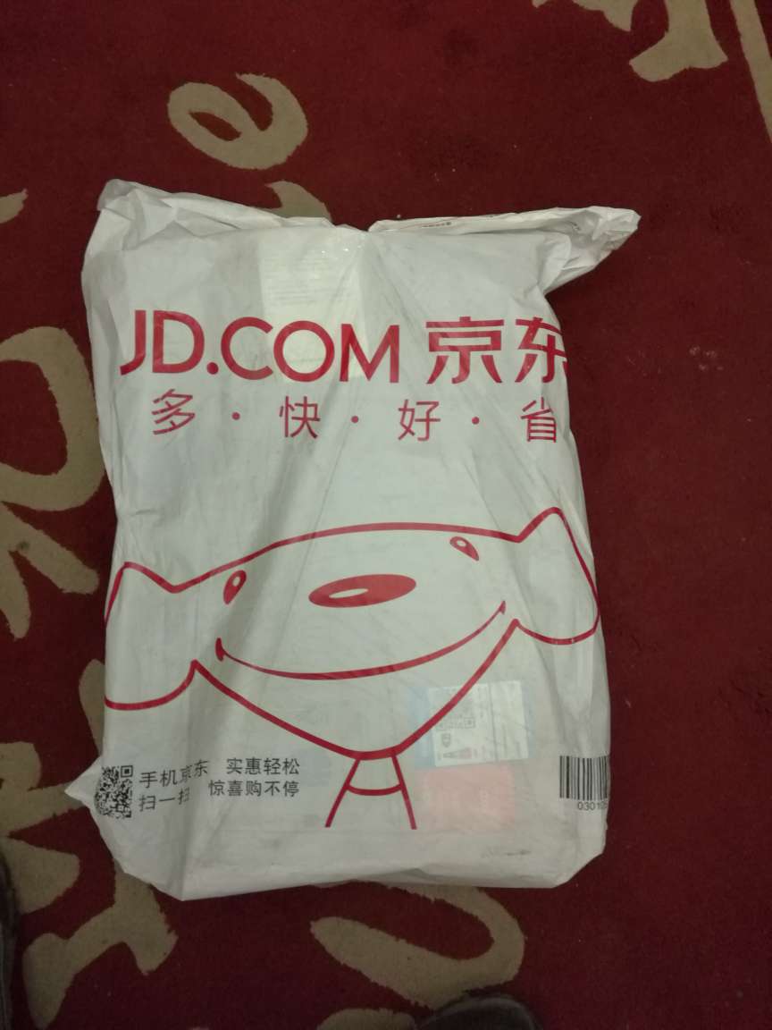 本子设计思想比较好,但是实现的不是非常好,使用感受也不算太好,这种本子我只会买一次,建议以后还是做旋转屏幕后B面朝上,D面朝下,使用感受会好很多。接下来说说这次在的购物感受,以前在购物都很愉快,但这次除外,我急用电脑,11号下单时6669,有可能是因为低于平时价格的原因,一直显示需要从外地调货,中间与客服交流了一次,也说没货,但上一直以6999的价格在卖,客服没话了。一直到14号才开始显示有货,给我安排16号到货。一边在卖货,一边说缺货,这是一种什么行为?这非常影响的形象,本着对负责任的思想,希望以后能够改正这种行为。