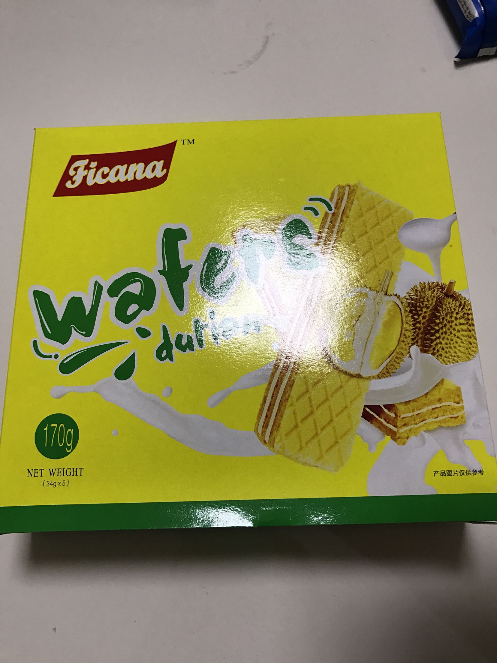 第一次买榴莲味的威化,出于好奇买的,希望给我一个小惊喜