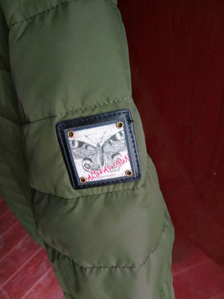 衣服太薄的,不是战地吉普的,是仿品。