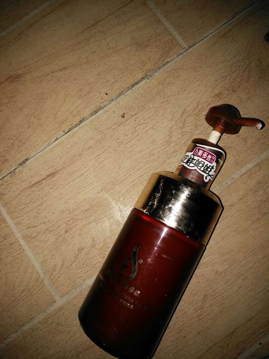 洗发水用的不错,快递很快。