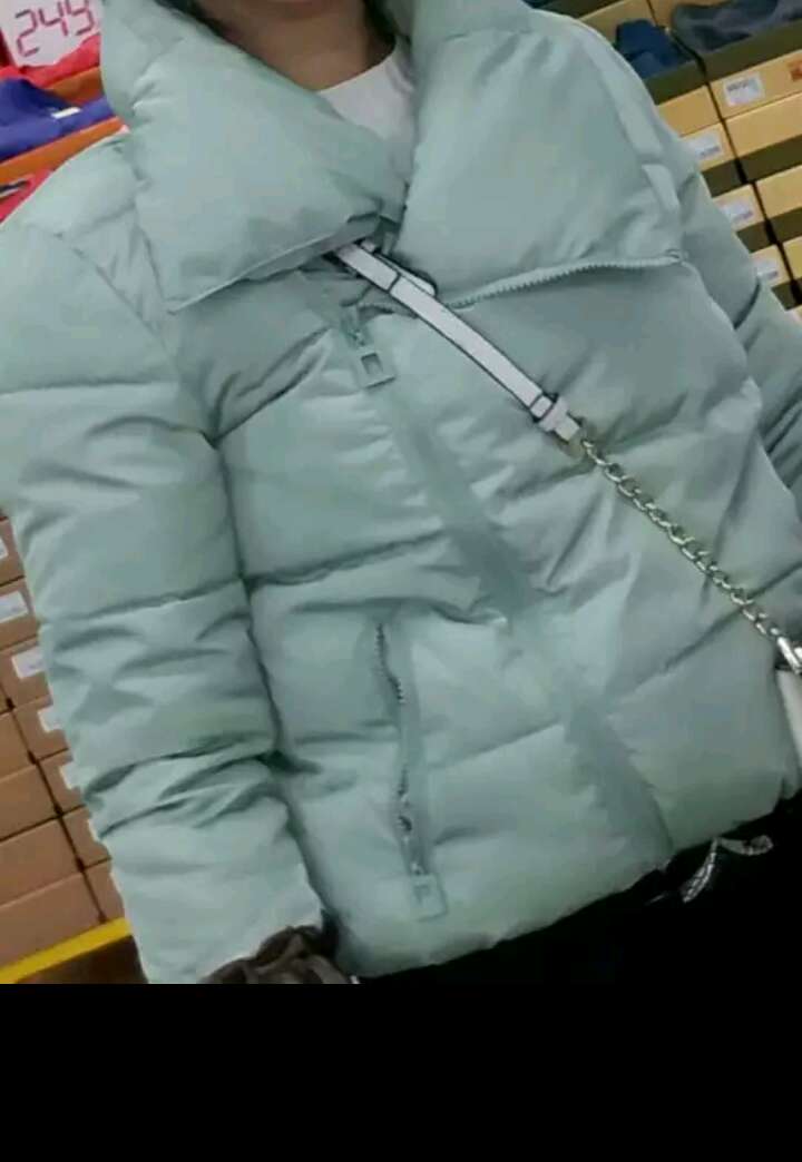 给老婆买的,衣服很好看,大小也合适,老婆很喜欢